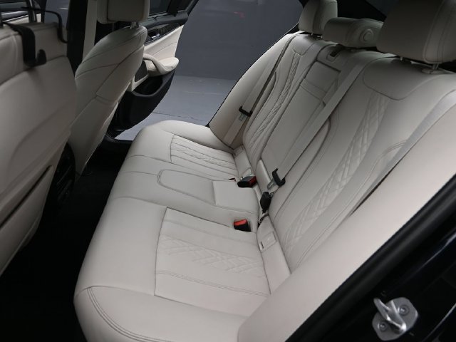 Used 2023 BMW M550i xDrive w/ Dynamic Handling Package AWD/4WD image 18