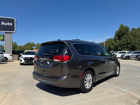 Used 2018 Chrysler Pacifica Touring-L w/ Premium Audio Group FWD image 5