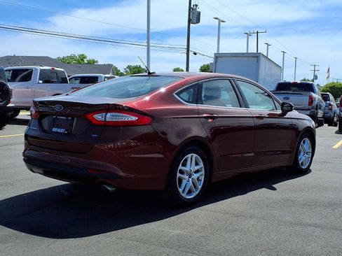 Used 2016 Ford Fusion SE FWD image 4