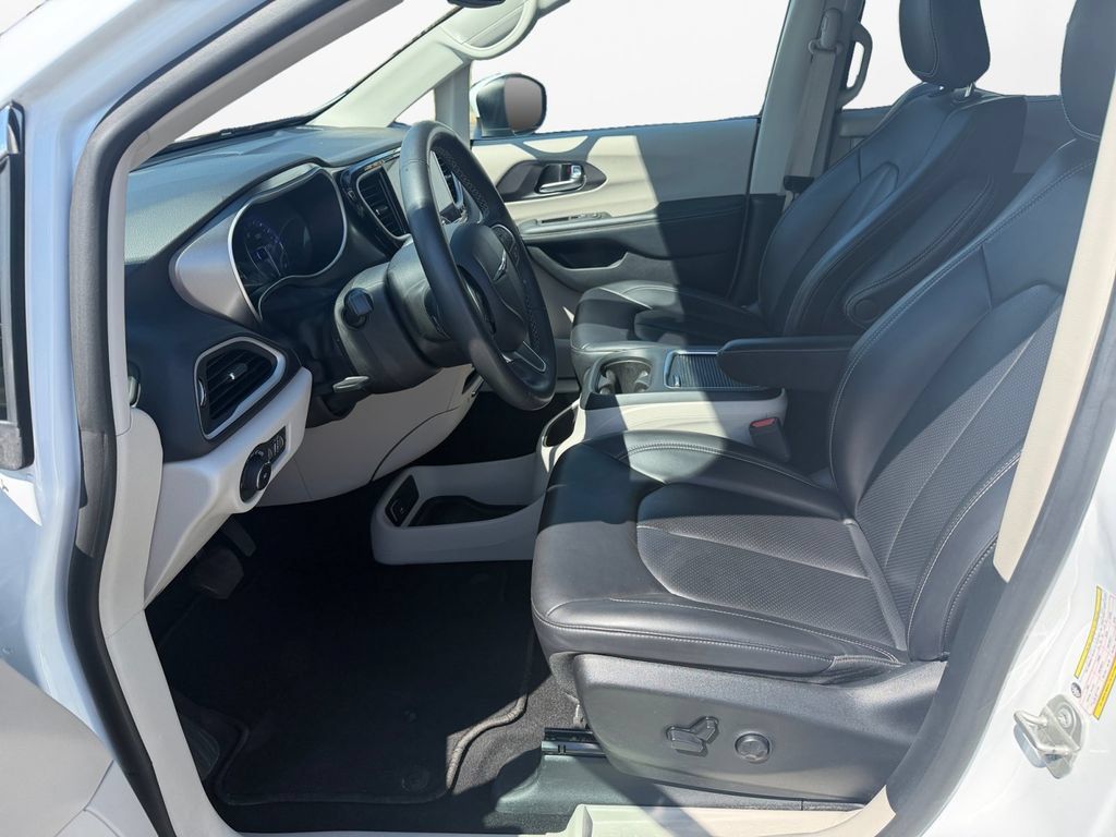 Used 2023 Chrysler Pacifica Touring-L FWD image 17