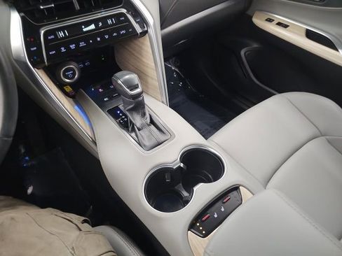 Used 2024 Toyota Venza XLE image 22