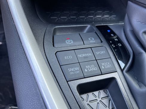 Used 2025 Toyota RAV4 XLE AWD/4WD image 32