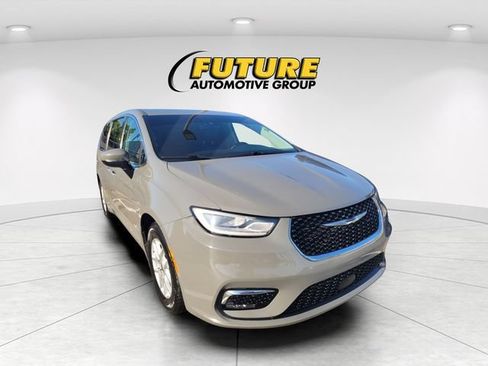 Used 2023 Chrysler Pacifica Touring-L FWD image 1