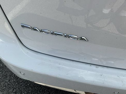 Used 2025 Chrysler Pacifica Select FWD image 10