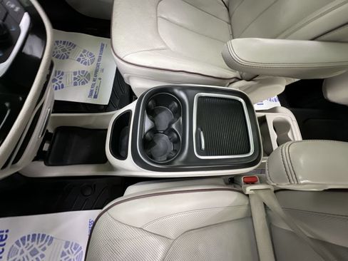 Used 2020 Chrysler Pacifica Limited FWD image 26