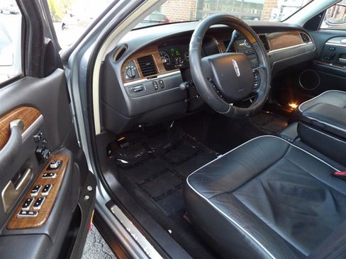 Used 2006 Lincoln Town Car Signature Limited image 9