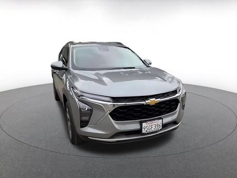 Used 2025 Chevrolet Trax LT FWD image 3