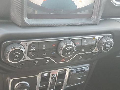 Used 2020 Jeep Wrangler Unlimited Sahara AWD/4WD image 18