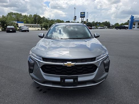 Used 2025 Chevrolet Trax LT FWD image 8