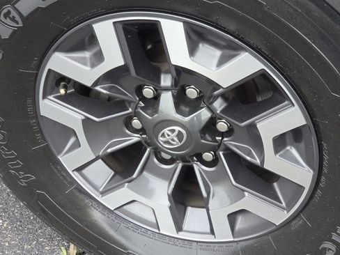 Used 2018 Toyota Tacoma TRD Off-Road image 16