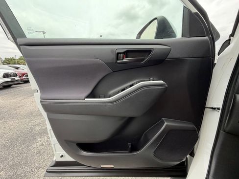 Used 2023 Toyota Highlander LE FWD image 21