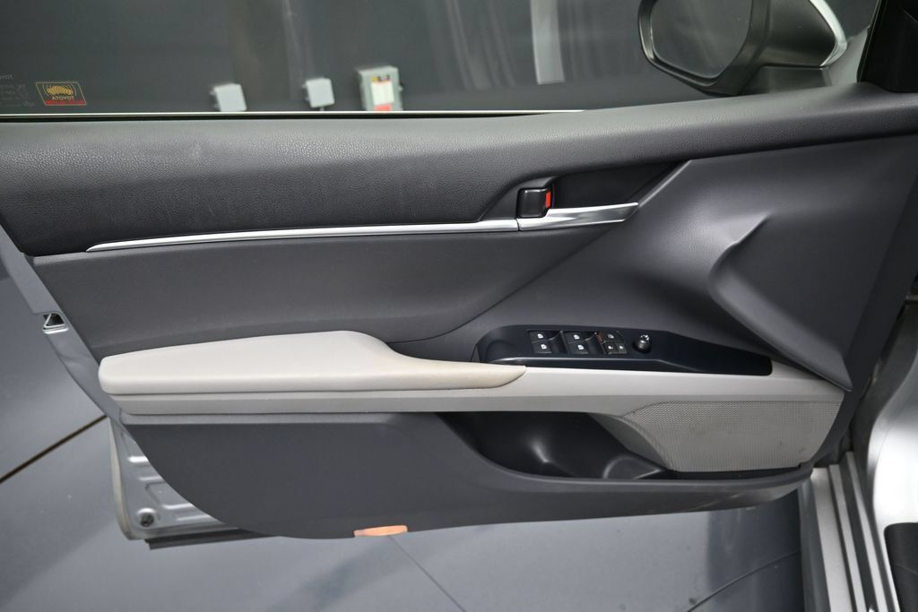Used 2018 Toyota Camry SE FWD image 11