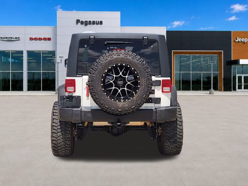 Used 2016 Jeep Wrangler Unlimited Rubicon w/ Connectivity Group AWD/4WD image 8