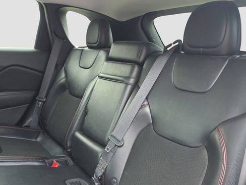 Used 2019 Jeep Cherokee Trailhawk AWD/4WD image 12