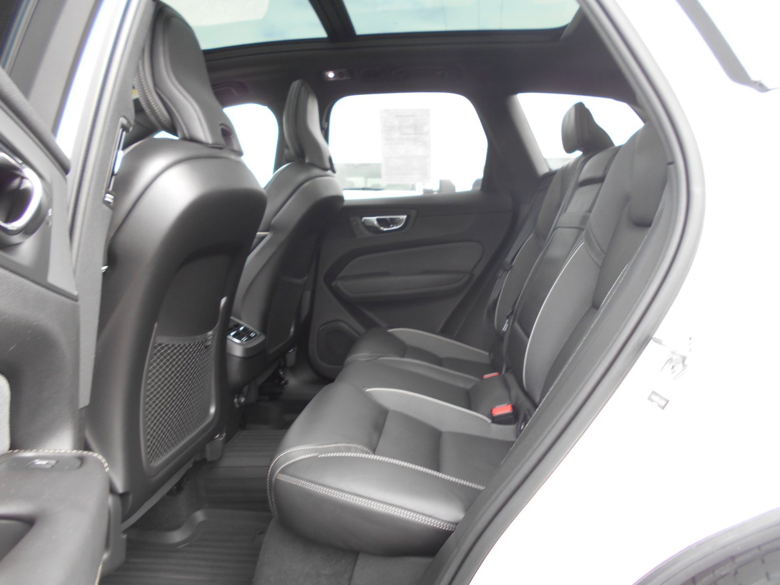 Used 2020 Volvo XC60 T6 R-Design w/ Protection Package Premier AWD/4WD image 10