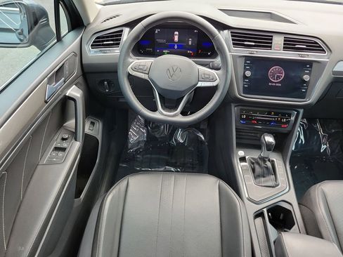 Used 2022 Volkswagen Tiguan SE w/ Panoramic Sunroof Package FWD image 14