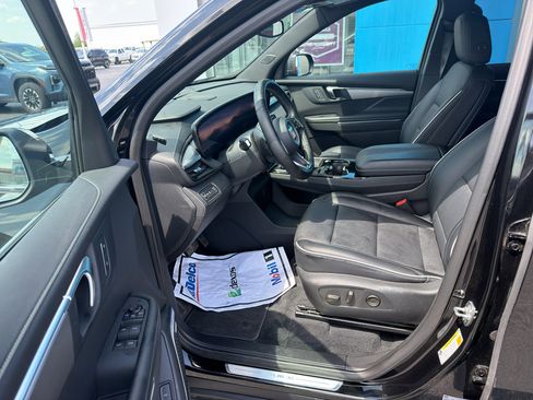 Used 2025 Buick Enclave Preferred image 8