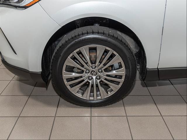 Used 2024 Toyota Venza XLE AWD/4WD image 6