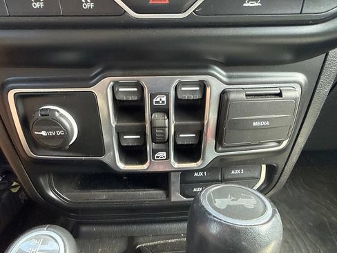 Used 2022 Jeep Wrangler Unlimited Sahara w/ Cold Weather Group AWD/4WD image 24