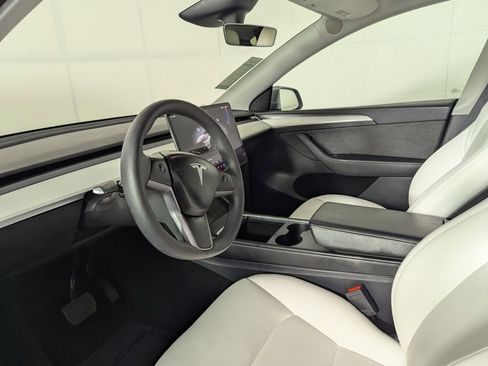 Used 2024 Tesla Model Y Long Range image 11