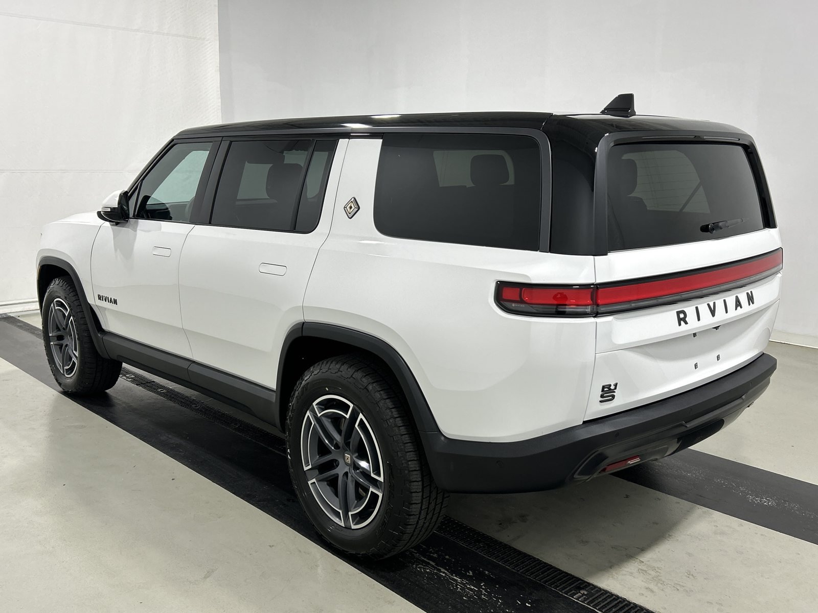 Used 2025 Rivian R1S Adventure Dual AWD/4WD image 3