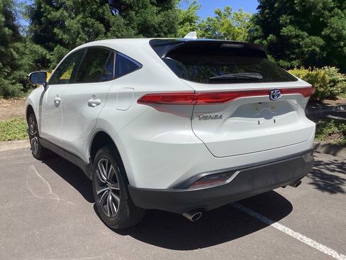 Used 2023 Toyota Venza LE AWD/4WD image 9