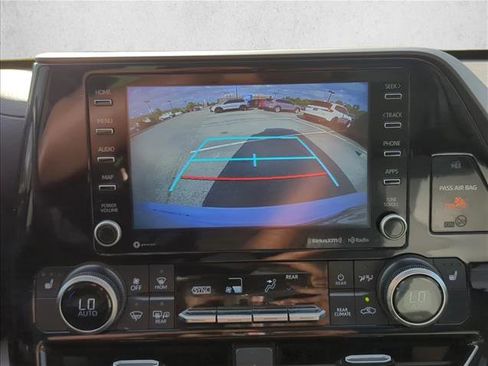 Used 2022 Toyota Highlander XLE FWD image 14