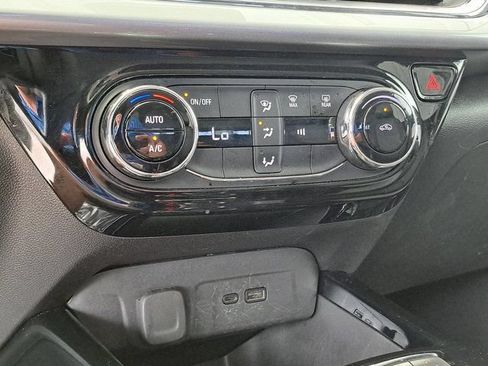 Used 2025 Chevrolet Trax LT FWD image 17