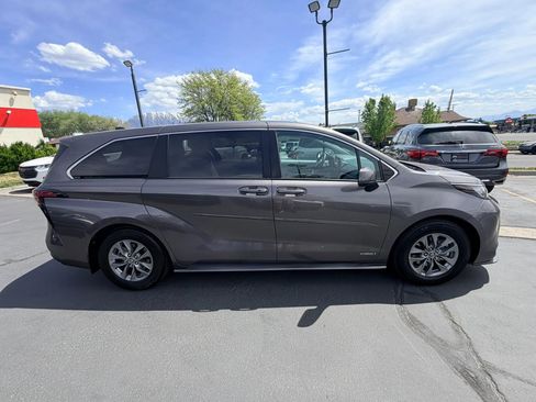 Used 2021 Toyota Sienna LE image 3