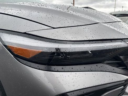 Used 2024 Hyundai Elantra Limited image 11