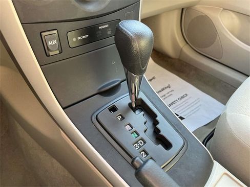 Used 2013 Toyota Corolla LE image 28