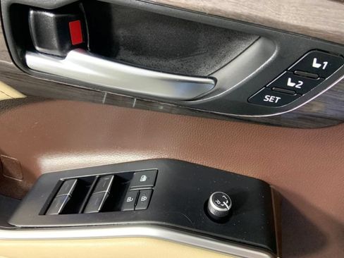 Used 2021 Toyota Highlander Limited FWD image 29