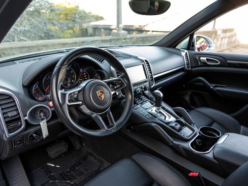 Used 2016 Porsche Cayenne image 4