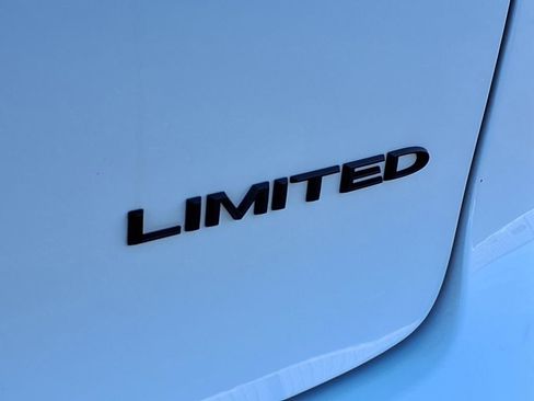 Used 2025 Chrysler Pacifica Limited image 34