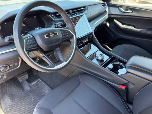 Used 2023 Jeep Grand Cherokee Laredo RWD image 8