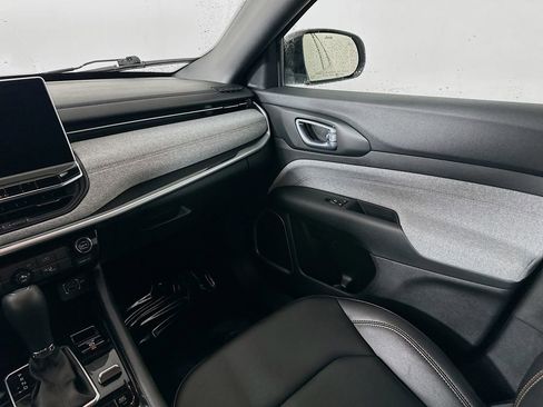 Certified 2024 Jeep Compass Latitude image 32