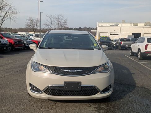 Used 2019 Chrysler Pacifica Touring Plus image 3