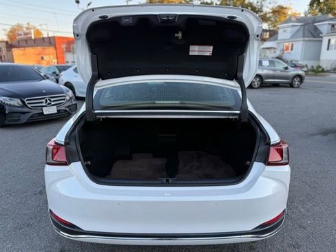 Used 2019 Lexus ES 300h w/ Luxury Package image 12