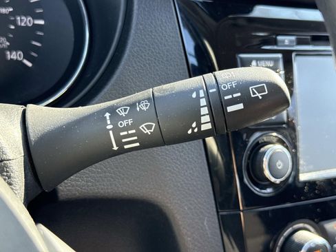 Used 2022 Nissan Rogue Sport S image 18