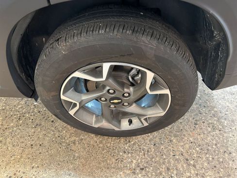 Used 2025 Chevrolet Trax LT FWD image 29
