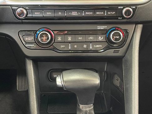 Used 2020 Kia Niro EX Premium FWD image 28