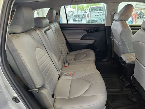 Used 2022 Toyota Highlander LE AWD/4WD image 29