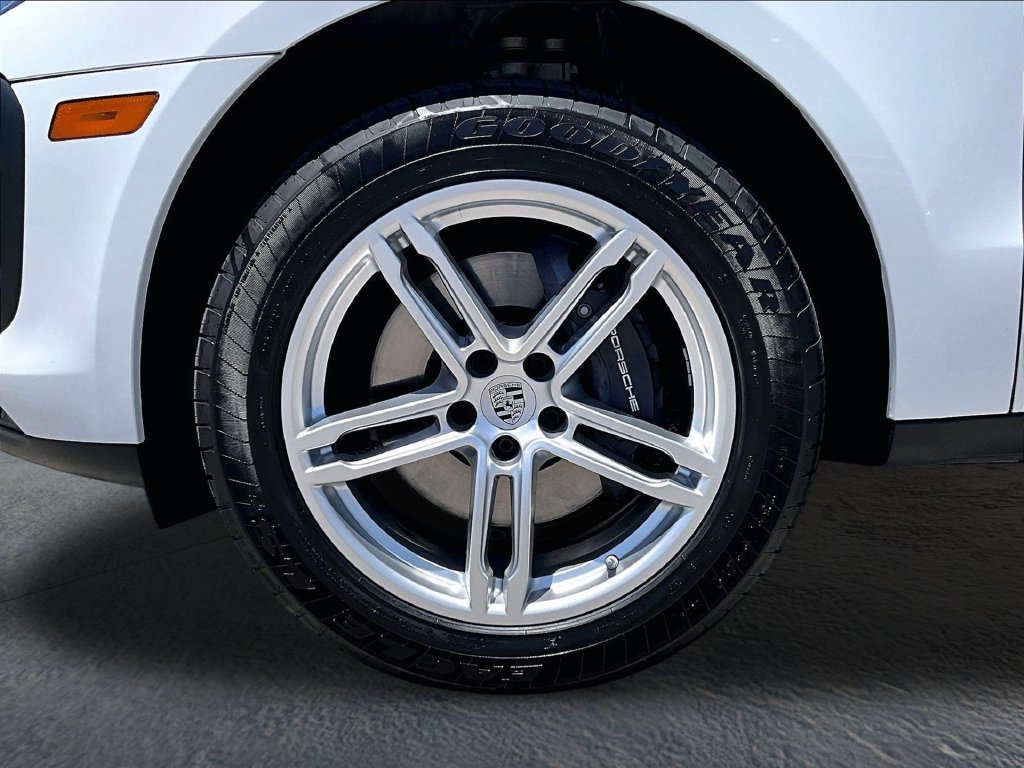 Certified 2024 Porsche Macan AWD/4WD image 10