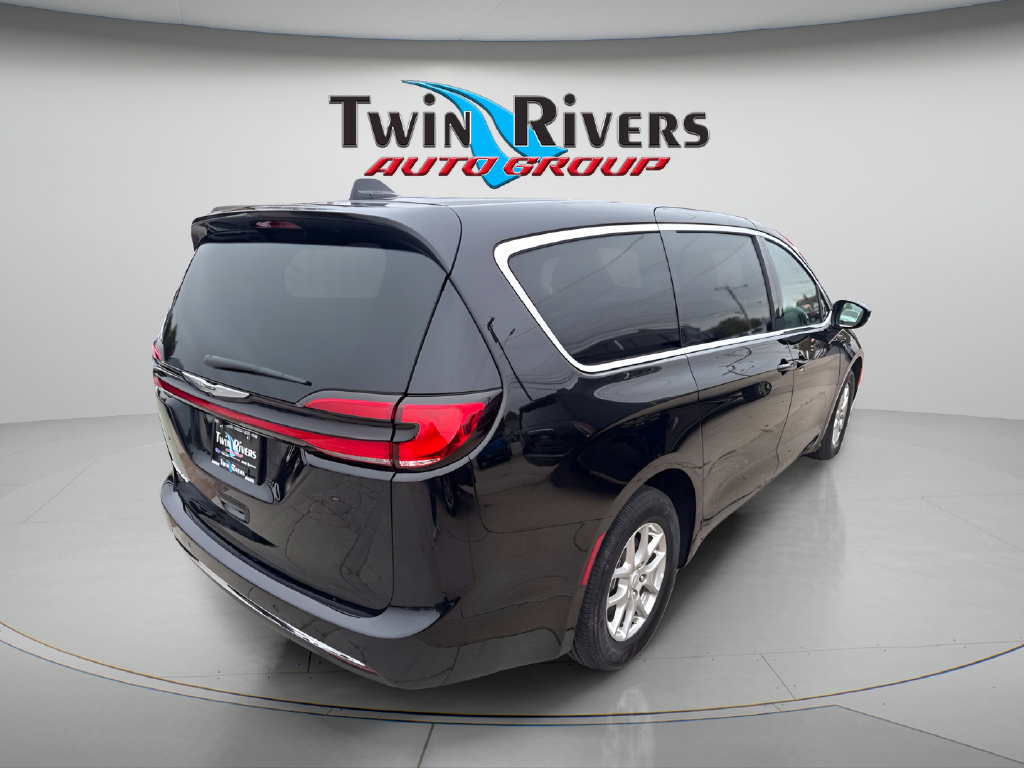 Used 2026 Chrysler Pacifica Select FWD image 4