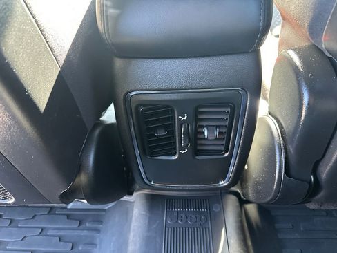 Used 2021 Jeep Grand Cherokee Laredo image 31