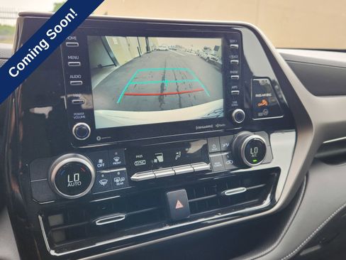 Used 2021 Toyota Highlander LE FWD image 13