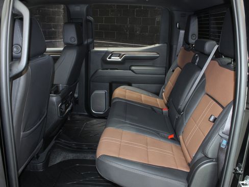 Used 2025 Chevrolet Silverado 1500 High Country w/ High Country Premium Package AWD/4WD image 44