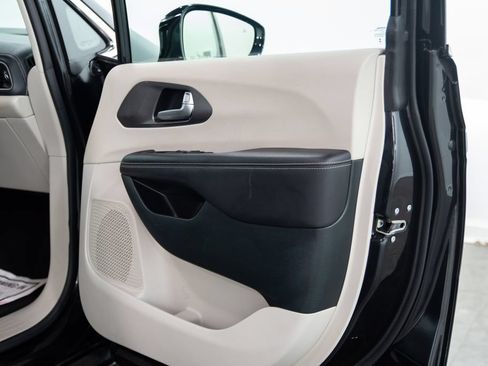 Used 2024 Chrysler Pacifica Limited FWD image 15