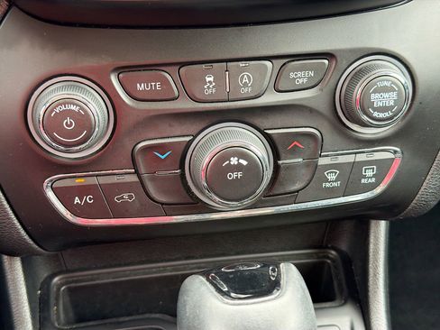 Used 2021 Jeep Cherokee Latitude Plus image 20