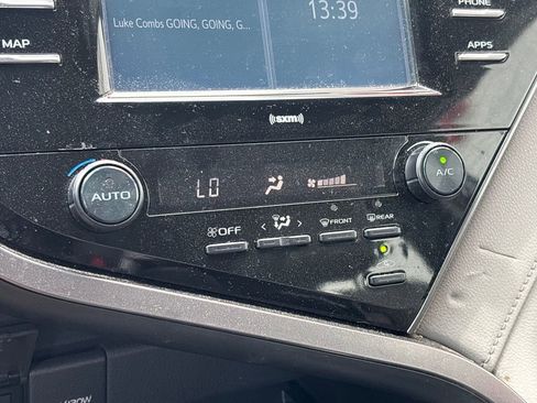 Used 2020 Toyota Camry SE image 12